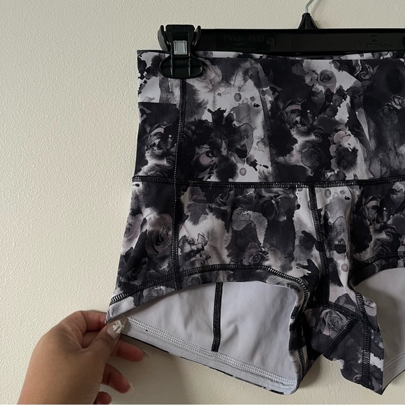 Lululemon Wunder Short 2"
Mini Obscurred Black Dusty Mauve - Picture 7 of 10